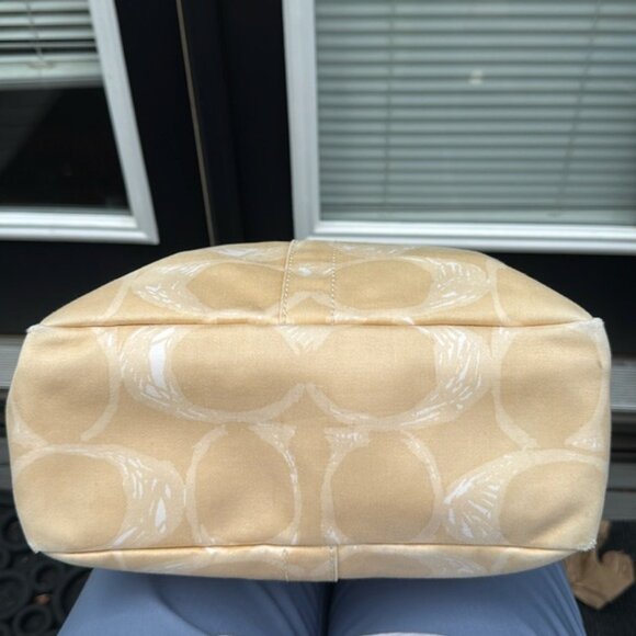 Coach Scribbles Signature C HamptonTote Bag (w/hang tag)(EUC) - Picture 7 of 17